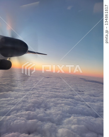 飛行機から見た夕焼け 134861817