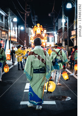 佐原の大祭 秋祭り 夜の山車を見守る担い手 134861992