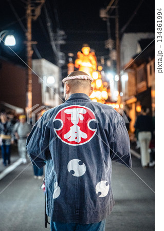 佐原の大祭 秋祭り 夜の山車を見守る担い手 134861994