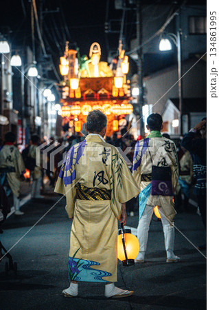 佐原の大祭 秋祭り 夜の山車を見守る担い手 134861995