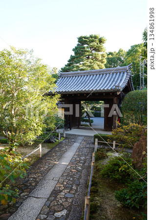 京都の禅宗寺院の参道 134861998