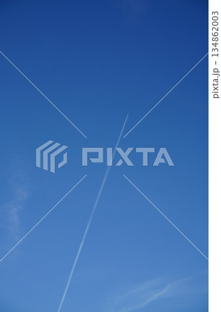 京都の青空に伸びる飛行機雲 134862003