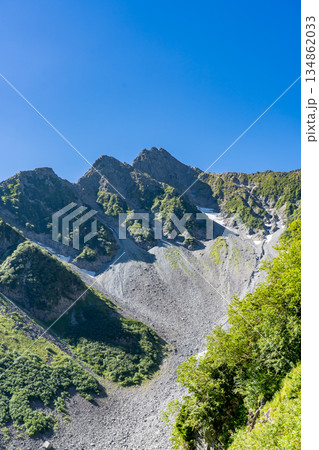 北穂高岳の登山道から見上げる前穂高岳と涸沢カール 北アルプスの北穂高岳登山 北穂高岳の登山道から見上げる前穂高岳と涸沢カール 北アルプスの北穂高岳登山 134862033