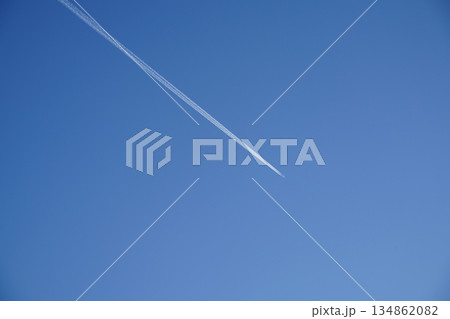京都の青空に伸びる飛行機雲 京都の青空に伸びる飛行機雲 134862082