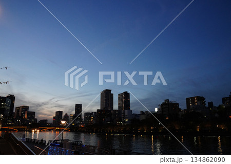 大阪八軒家浜の夕暮れの風景 134862090
