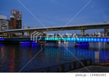 大阪八軒家浜の夕暮れの風景 134862091