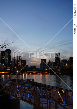 大阪八軒家浜の夕暮れの風景 大阪八軒家浜の夕暮れの風景 134862093