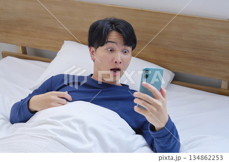 寝坊した20代男性 寝坊した20代男性 134862253