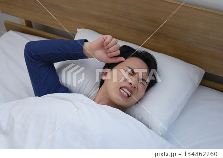 ベッドで眠る男性　20代　発熱 134862260