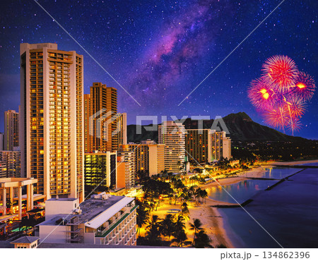 オアフ島ワイキキビーチの美しい夜景 134862396