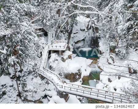 夕森渓谷（冬）：竜神の滝 134862407