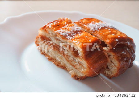 断面が見えるシナモンロール 134862412