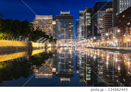 東京 皇居馬場先濠と丸の内 夜景 東京 皇居馬場先濠と丸の内 夜景 134862443