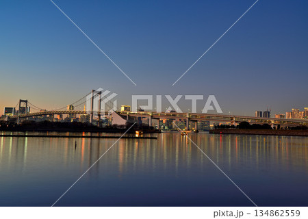 お台場海浜公園　レインボーブリッジと船着き場の夕景 134862559