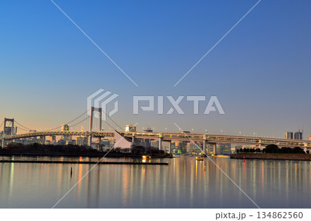 お台場海浜公園　レインボーブリッジと船着き場の夕景 134862560