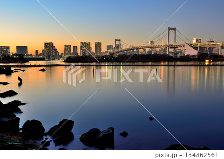 お台場海浜公園 レインボーブリッジと船着き場の夕景 お台場海浜公園 レインボーブリッジと船着き場の夕景 134862561