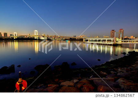 お台場海浜公園 レインボーブリッジと船着き場の夕景 お台場海浜公園 レインボーブリッジと船着き場の夕景 134862567