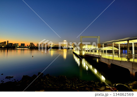 お台場海浜公園 レインボーブリッジと船着き場の夕景 お台場海浜公園 レインボーブリッジと船着き場の夕景 134862569