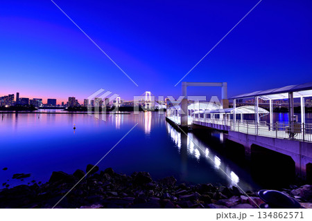 お台場海浜公園 レインボーブリッジと船着き場の夕景 お台場海浜公園 レインボーブリッジと船着き場の夕景 134862571