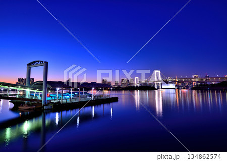 お台場海浜公園 レインボーブリッジと船着き場の夕景 お台場海浜公園 レインボーブリッジと船着き場の夕景 134862574