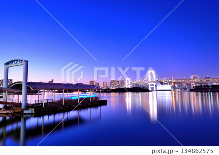 お台場海浜公園　レインボーブリッジと船着き場の夕景 134862575