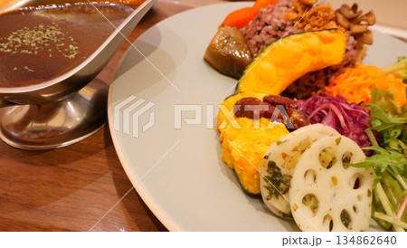 カレーソースと大きめにカットした野菜 134862640
