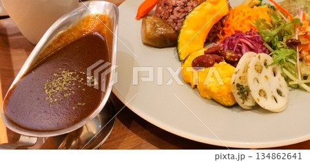 ソースポットに入ったカレーと野菜 134862641
