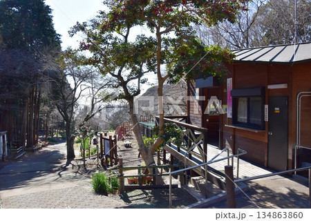 神奈川県二宮町 吾妻山公園散策路と管理棟 神奈川県二宮町 吾妻山公園散策路と管理棟 134863860