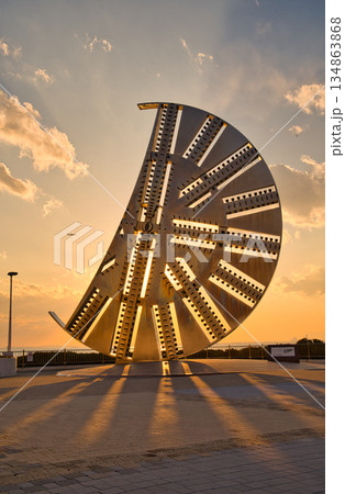 夕日と海ほたる建設記念碑 134863868