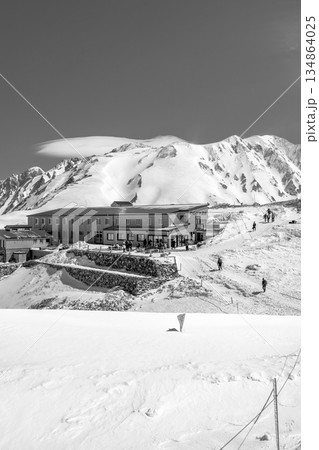 みくりが池温泉と雷鳥沢、剱岳　残雪期の北アルプス立山・別山登山　新聞広告用 134864025