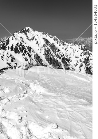 別山の北峰頂上から見る剱岳と八ッ峰　残雪期の北アルプス立山・別山登山　新聞広告用 134864031