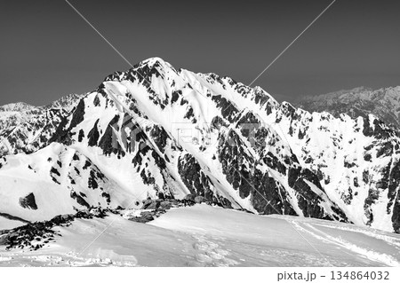 別山の北峰頂上から見る剱岳と八ッ峰　残雪期の北アルプス立山・別山登山　新聞広告用 134864032