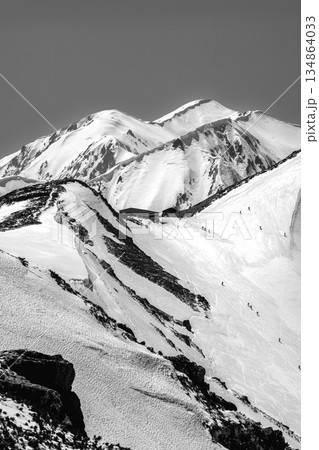 別山の南峰頂上から見る別山乗越と奥大日岳　残雪期の北アルプス立山・別山登山　新聞広告用 134864033