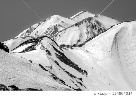 別山の南峰頂上から見る別山乗越と奥大日岳 残雪期の北アルプス立山・別山登山 新聞広告用 別山の南峰頂上から見る別山乗越と奥大日岳 残雪期の北アルプス立山・別山登山 新聞広告用 134864034