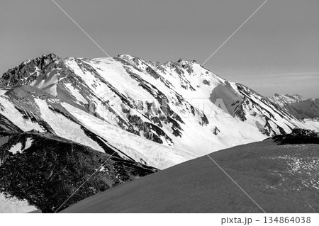 立山連峰の雄山、大汝山(剱御前からの景色) 残雪期の北アルプス立山・別山登山 新聞広告用 立山連峰の雄山、大汝山(剱御前からの景色) 残雪期の北アルプス立山・別山登山 新聞広告用 134864038