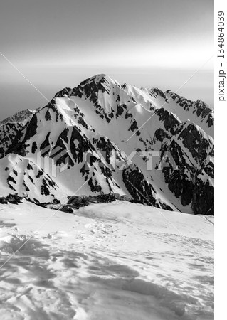 モルゲンロートの剱岳(別山北峰からの景色) 残雪期の北アルプス立山・別山登山 新聞広告用 モルゲンロートの剱岳(別山北峰からの景色) 残雪期の北アルプス立山・別山登山 新聞広告用 134864039