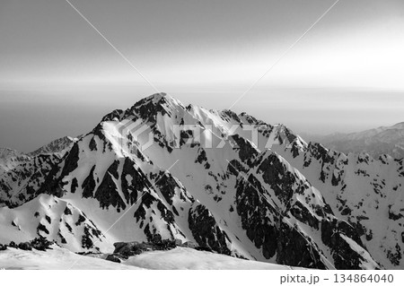 モルゲンロートの剱岳（別山北峰からの景色）　残雪期の北アルプス立山・別山登山　新聞広告用 134864040
