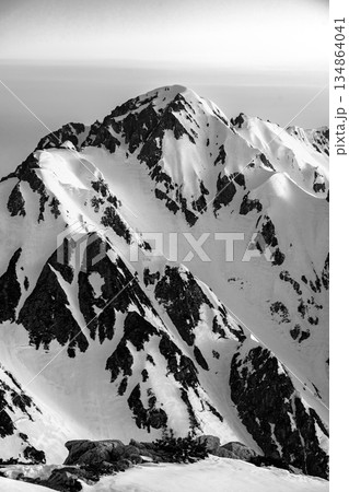 モルゲンロートの剱岳（別山北峰からの景色）　残雪期の北アルプス立山・別山登山　新聞広告用 134864041