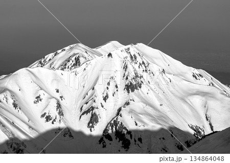 別山乗越から見るモルゲンロートの奥大日岳と大日岳　残雪期の北アルプス立山・別山登山　新聞広告用 134864048