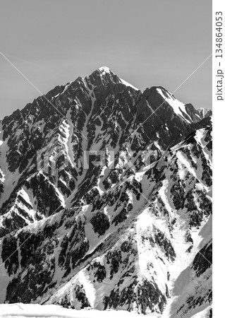 奥大日岳の肩から見る剱岳と前剱　残雪期の北アルプス奥大日岳登山　新聞広告用 134864053