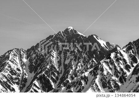 奥大日岳の肩から見る剱岳と前剱　残雪期の北アルプス奥大日岳登山　新聞広告用 134864054