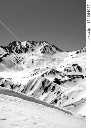 奥大日岳から見る立山連峰の雄山、大汝山　残雪期の北アルプス奥大日岳登山　新聞広告用 134864057