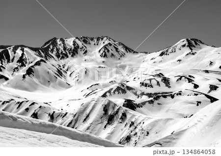 奥大日岳から見る立山連峰の雄山、大汝山　残雪期の北アルプス奥大日岳登山　新聞広告用 134864058