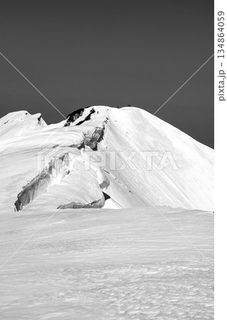 奥大日岳の山頂　残雪期の北アルプス奥大日岳登山　新聞広告用 134864059