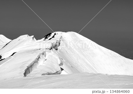 奥大日岳の山頂　残雪期の北アルプス奥大日岳登山　新聞広告用 134864060