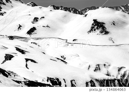 奥大日岳の山頂から見る雪の大谷 残雪期の北アルプス奥大日岳登山 新聞広告用 奥大日岳の山頂から見る雪の大谷 残雪期の北アルプス奥大日岳登山 新聞広告用 134864063