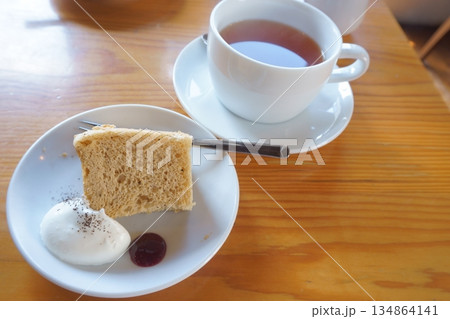 おいしいシフォンケーキと紅茶 おいしいシフォンケーキと紅茶 134864141