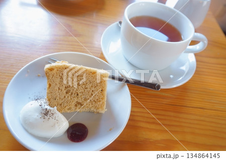 クリームとジャムがついたシフォンケーキと紅茶 クリームとジャムがついたシフォンケーキと紅茶 134864145