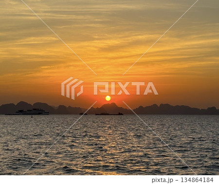 ハロン湾に沈む夕日 ハロン湾に沈む夕日 134864184