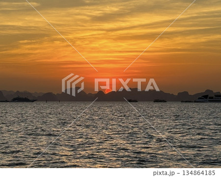 山の後ろに沈む夕日 山の後ろに沈む夕日 134864185